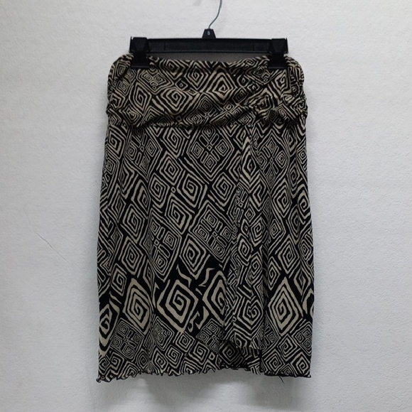 W Geometric Scrunched Ruffled Black and Cream Skirt - Picture 1 of 7